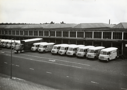 168359 Gezicht op de goederenloods van Van Gend & Loos aan de Cruquiuskade te Amsterdam, met een groot aantal ...